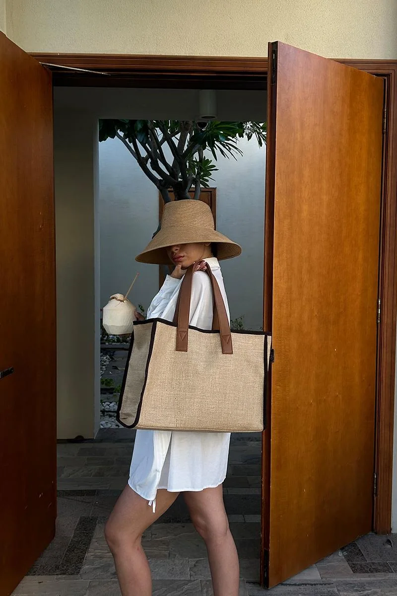 Canvas shoulder bag for stylish women in brown
