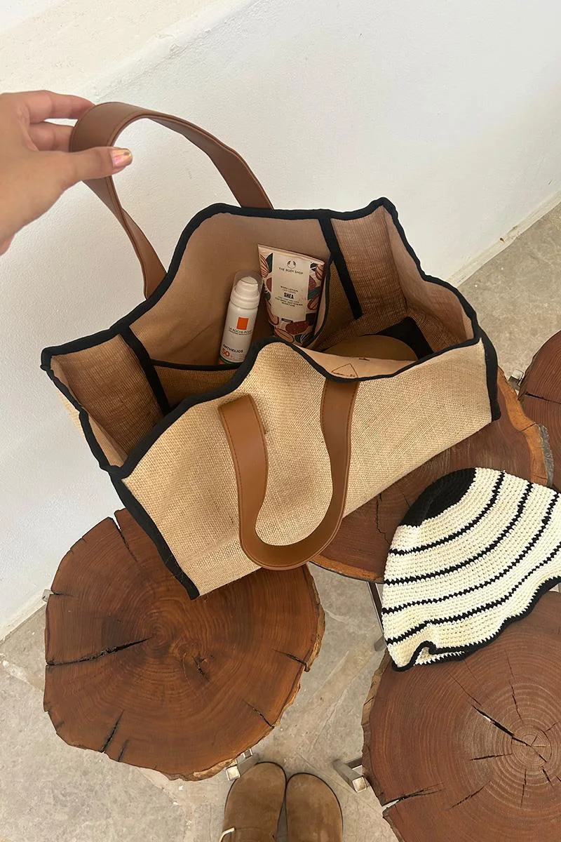 Canvas shoulder bag for stylish women in brown
