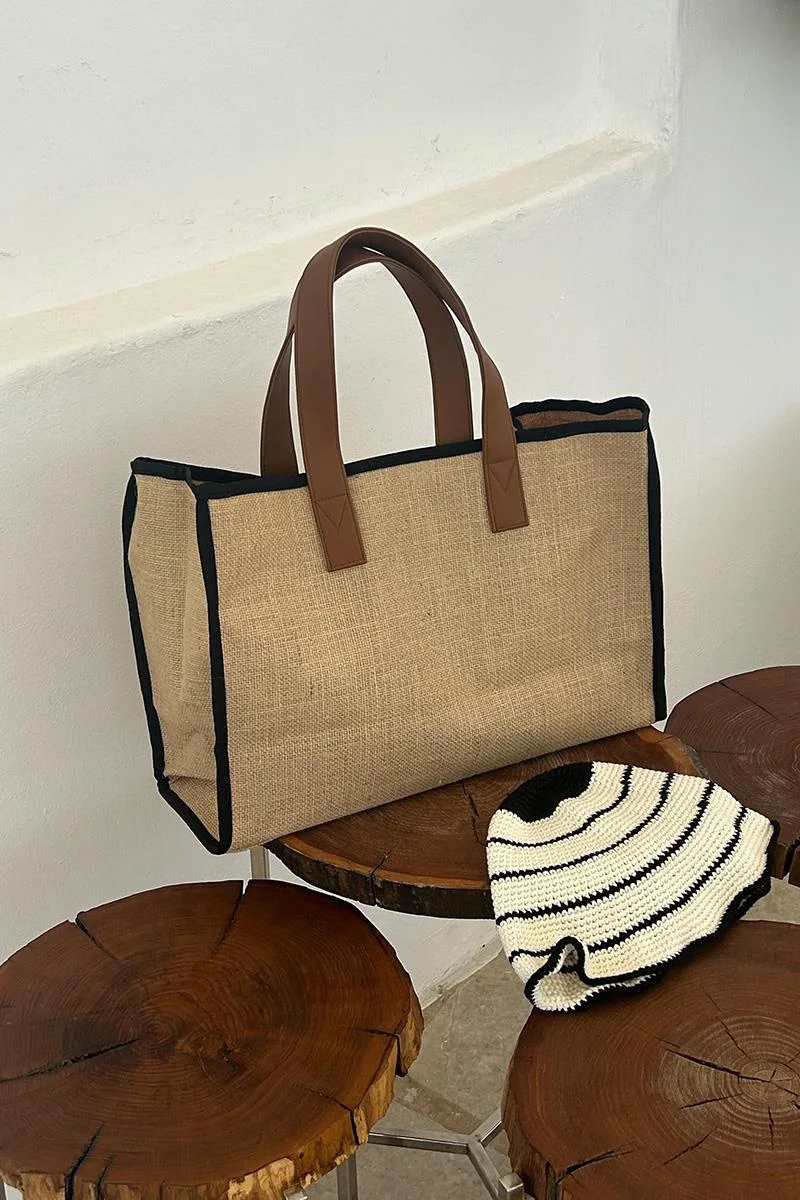 Canvas shoulder bag for stylish women in brown
