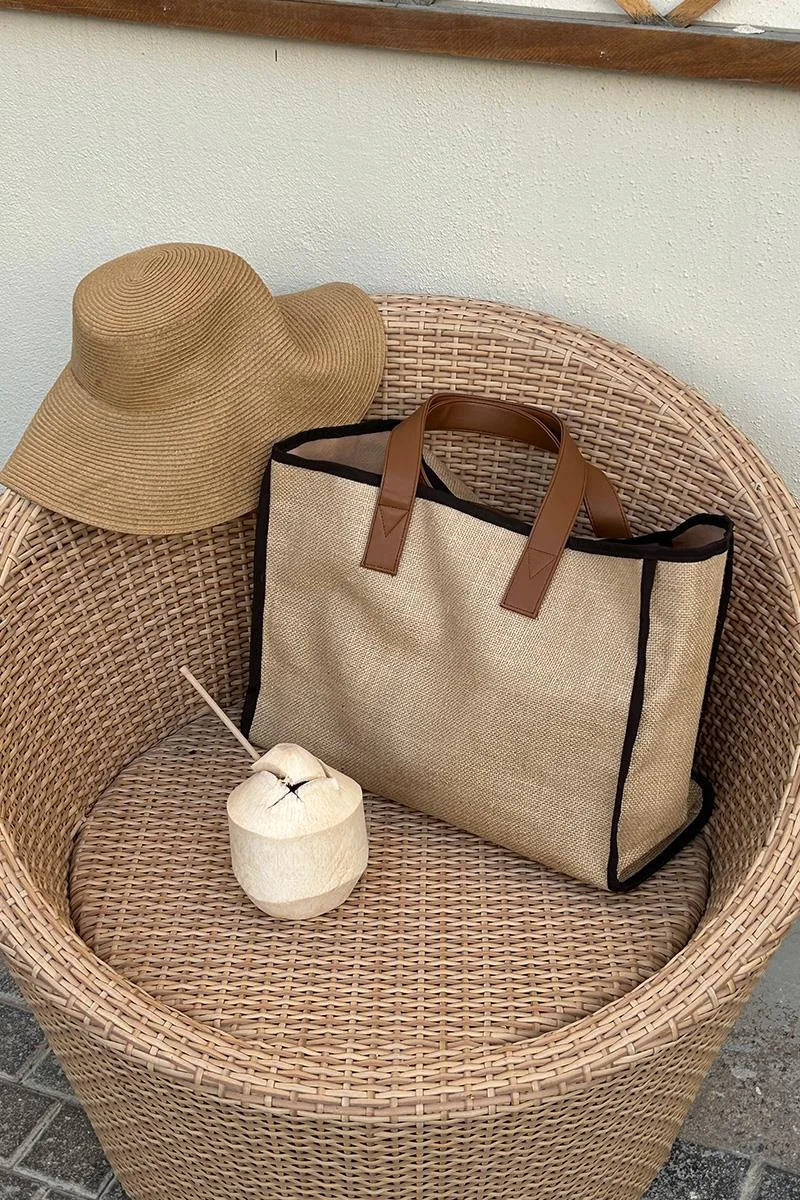 Canvas shoulder bag for stylish women in brown