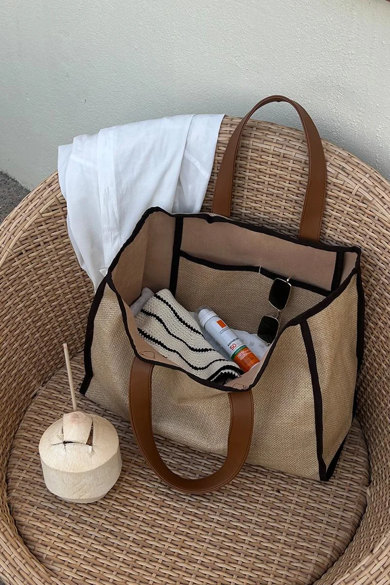 Canvas shoulder bag for stylish women in brown