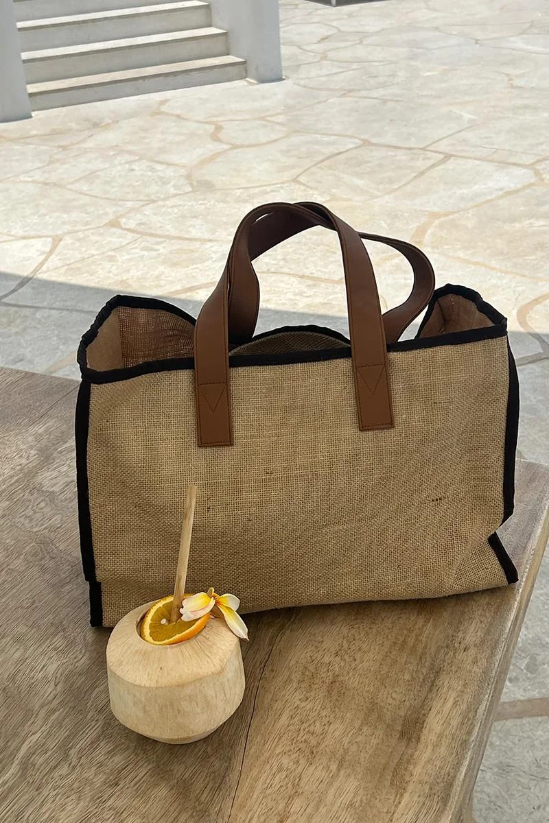Canvas shoulder bag for stylish women in brown