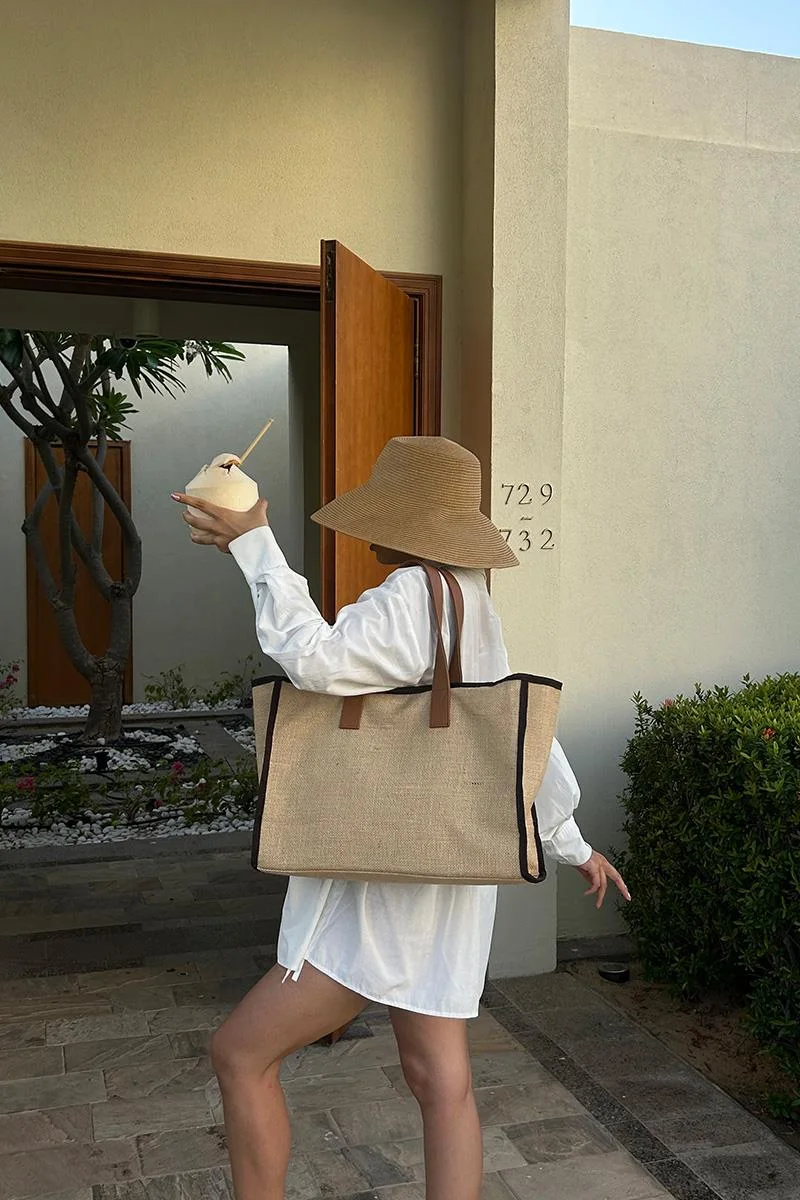 Canvas shoulder bag for stylish women in brown