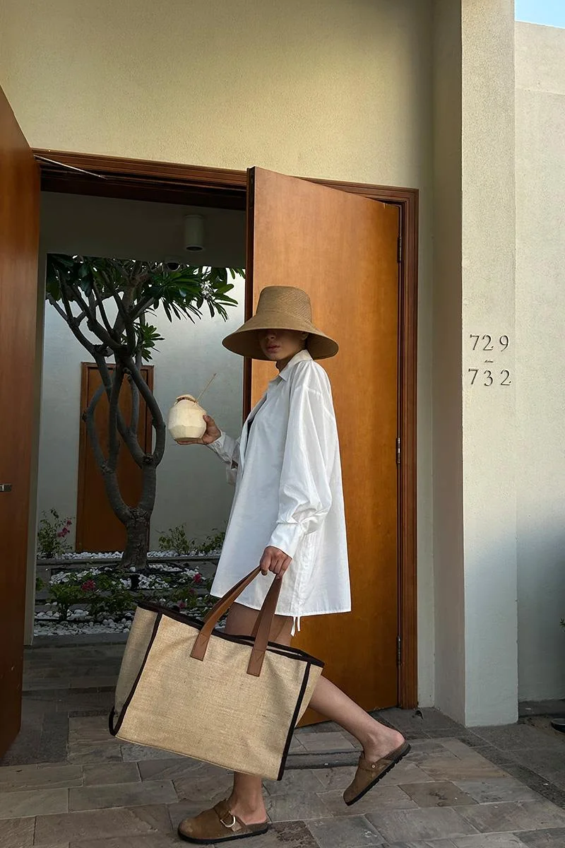 Canvas shoulder bag for stylish women in brown