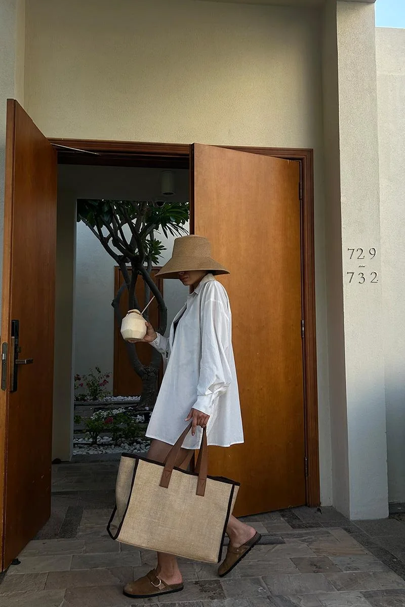 Canvas shoulder bag for stylish women in brown