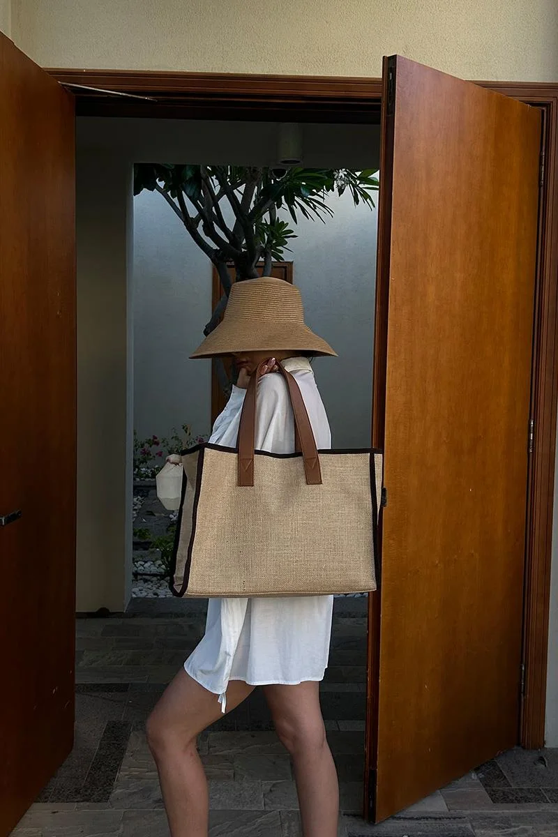 Canvas shoulder bag for stylish women in brown