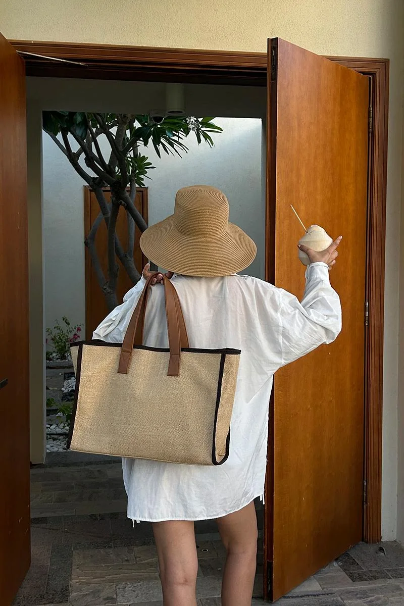Canvas shoulder bag for stylish women in brown