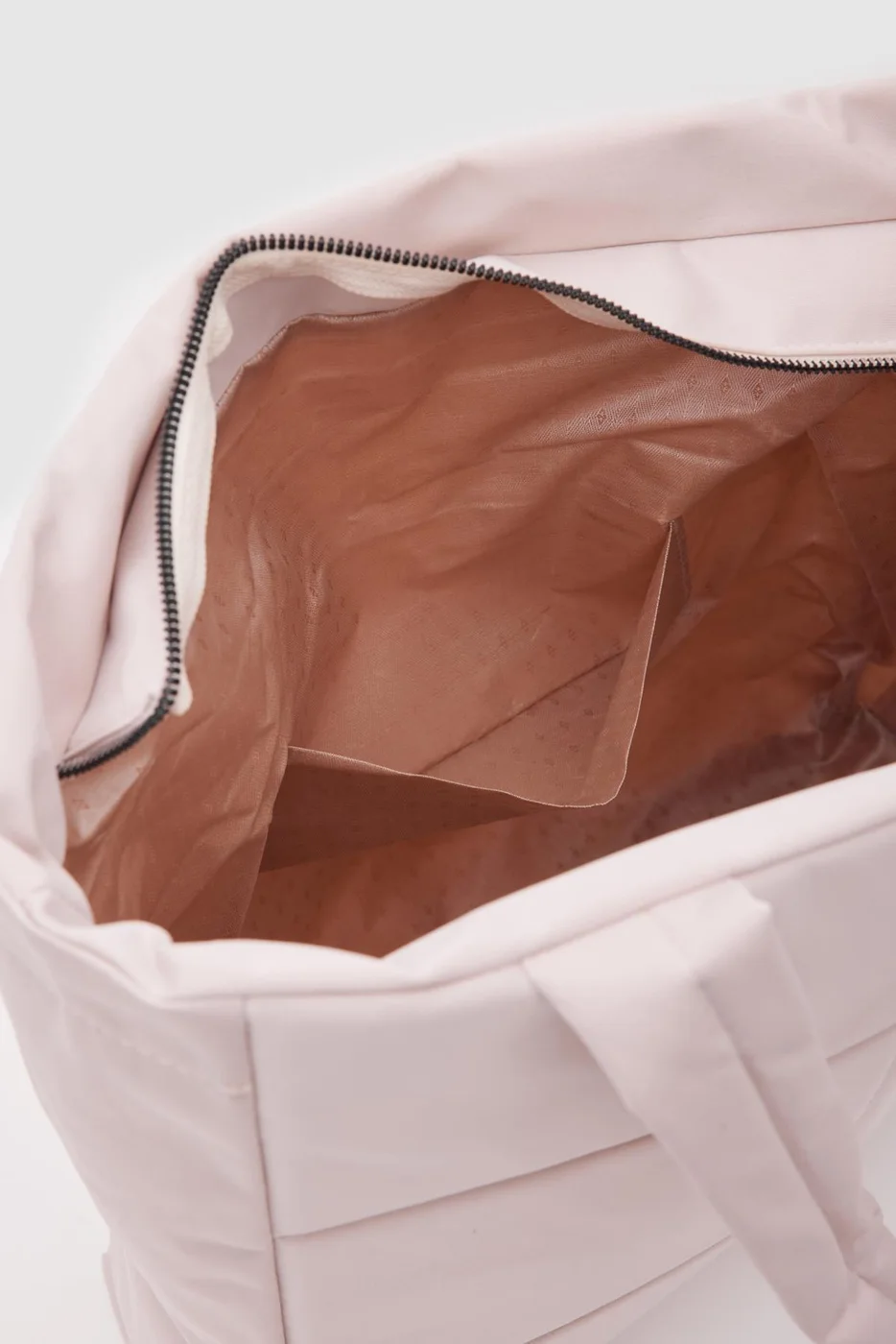 Shoulder bag for versatile everyday use Shoulder bag for versatile everyday use in cream