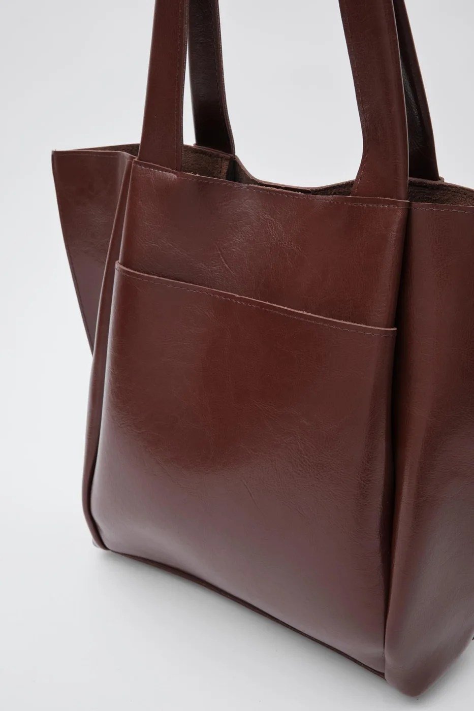 Faux leather shoulder bag in hazelnut