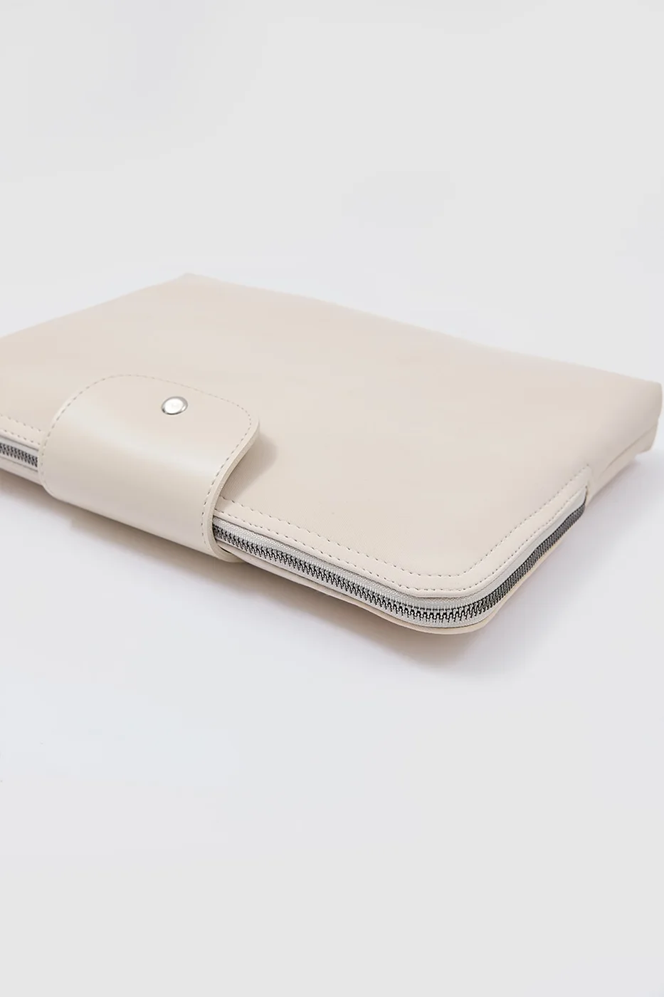 laptop bag for 13-inch devices in cream