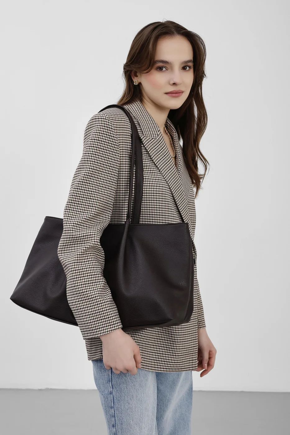 faux leather shoulder bag in dark brown