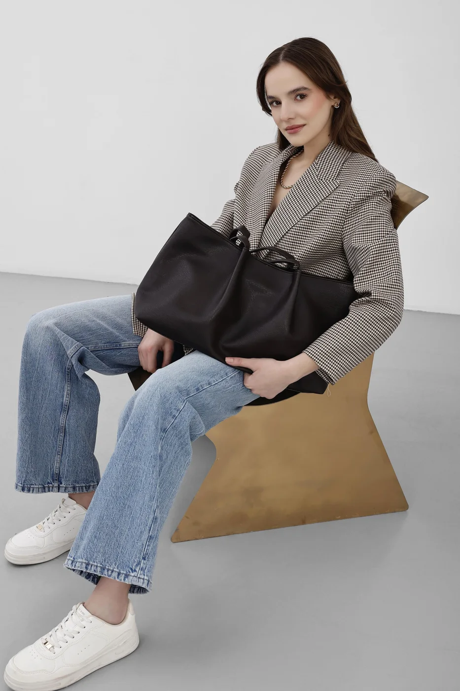 faux leather shoulder bag in dark brown