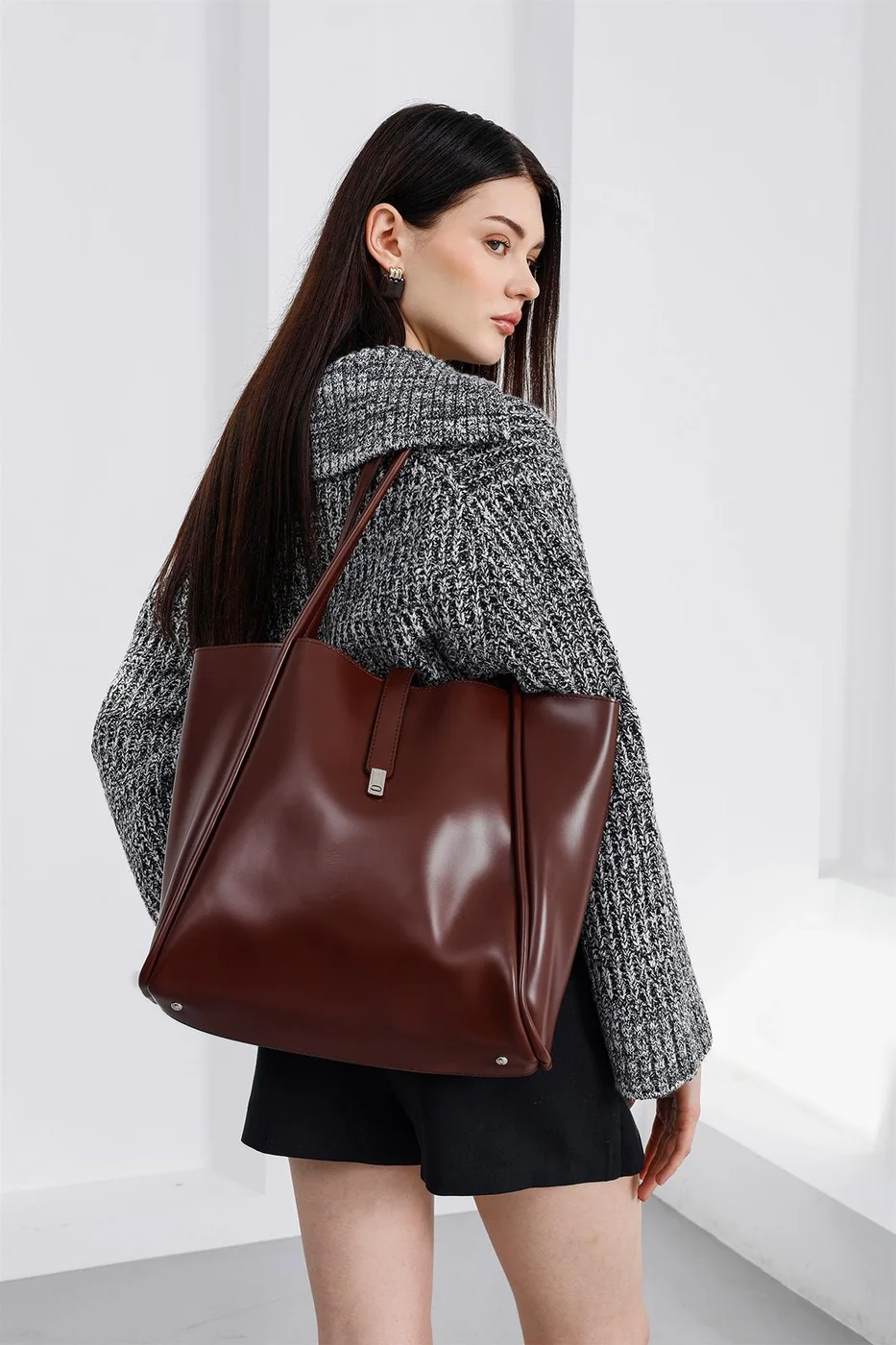 Faux leather shoulder bag by Chester Faux leather shoulder bag by Chester in hazelnut