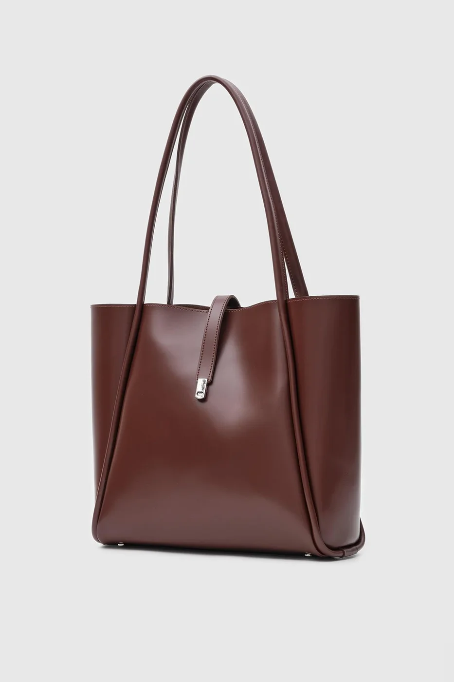 Faux leather shoulder bag by Chester Faux leather shoulder bag by Chester in hazelnut