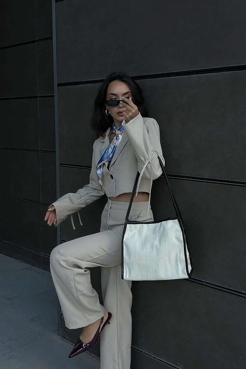 canvas shoulder bag for everyday use in brown