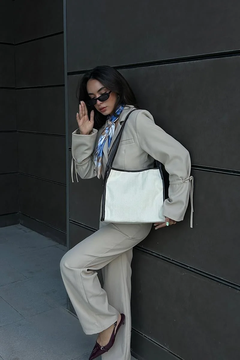 canvas shoulder bag for everyday use in brown