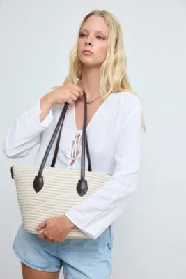 straw shoulder bag in brown
