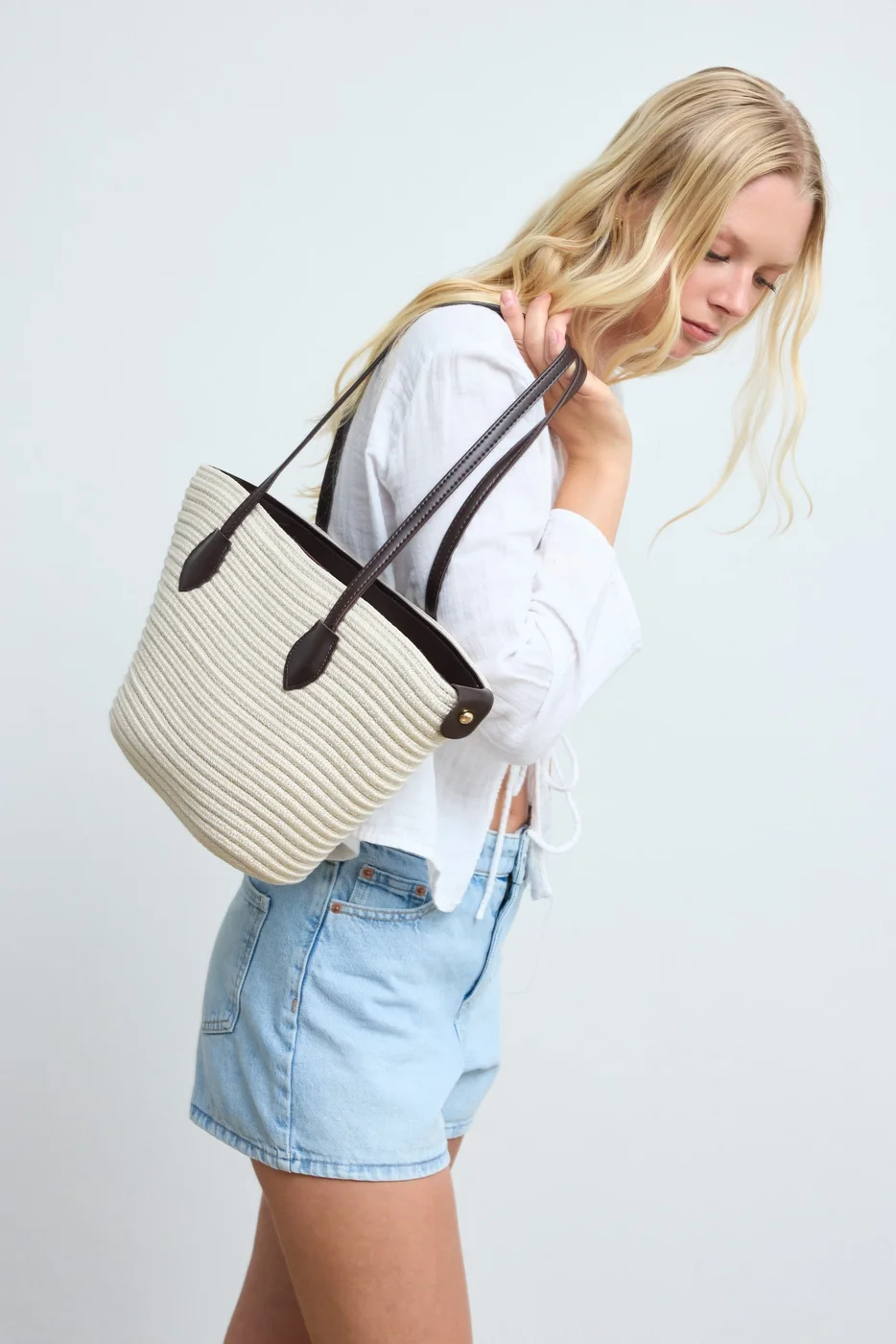 straw shoulder bag in brown