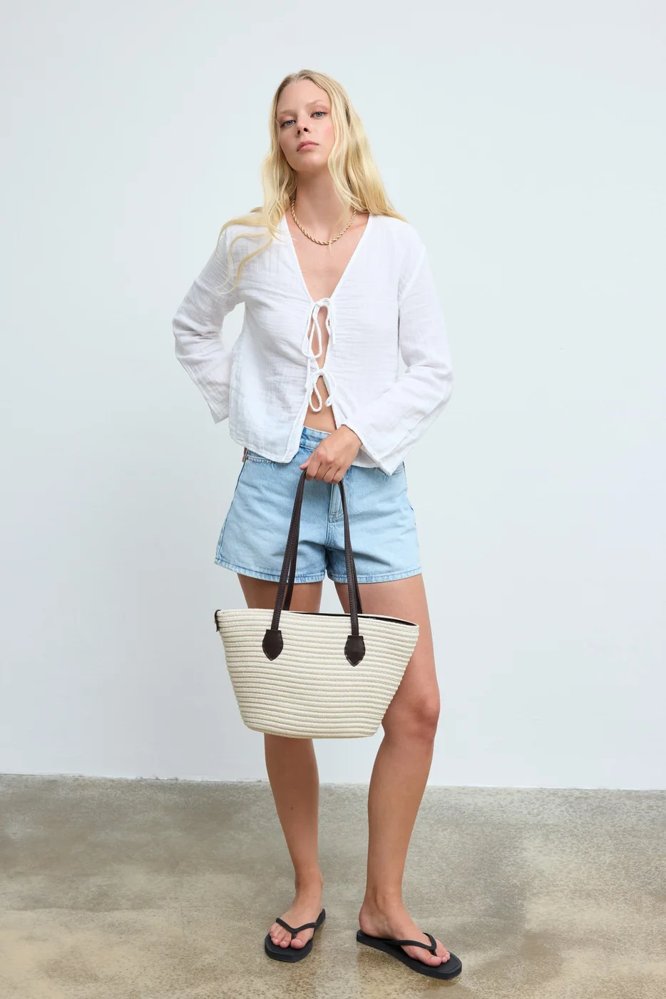 straw shoulder bag in brown