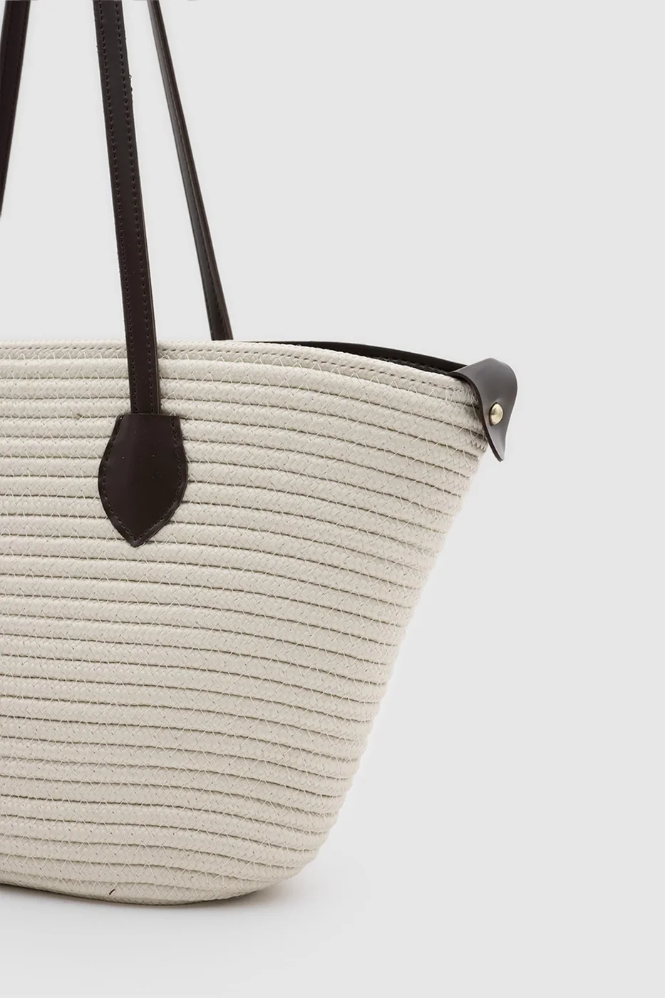 straw shoulder bag in brown