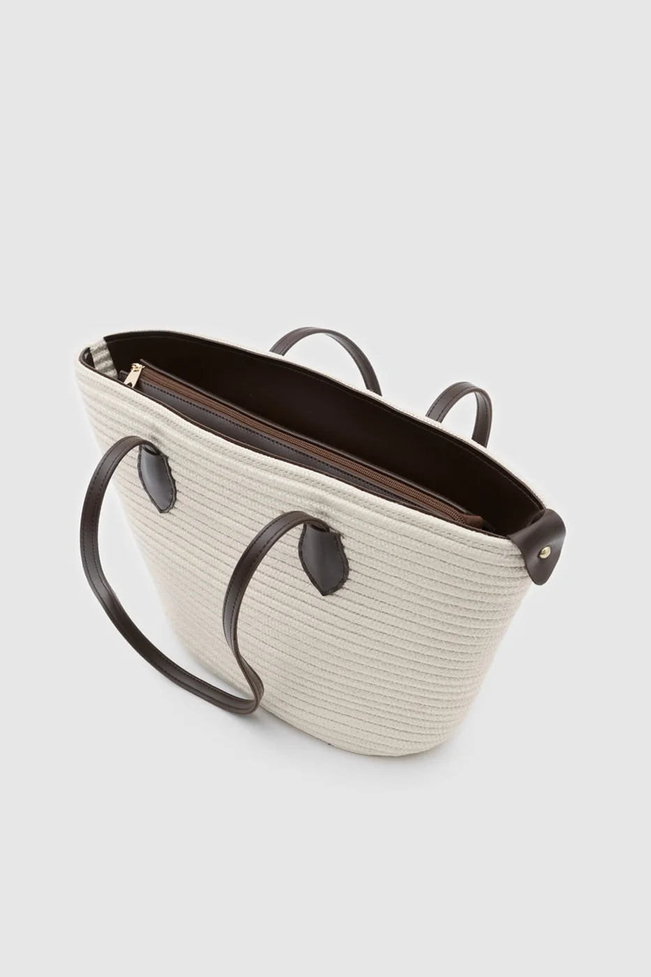 straw shoulder bag in brown