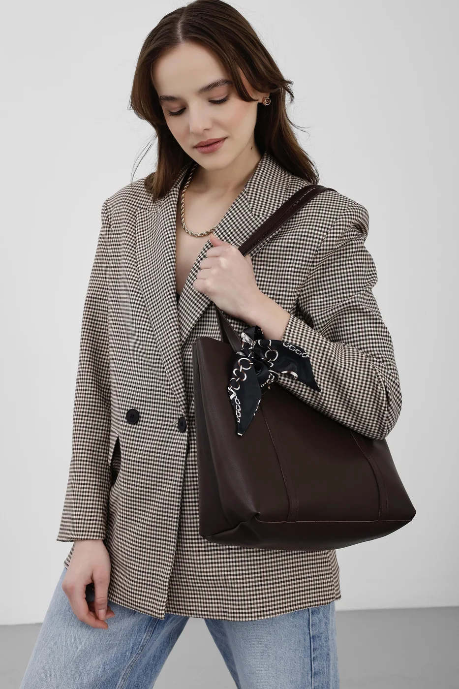 faux leather shoulder bag in dark brown