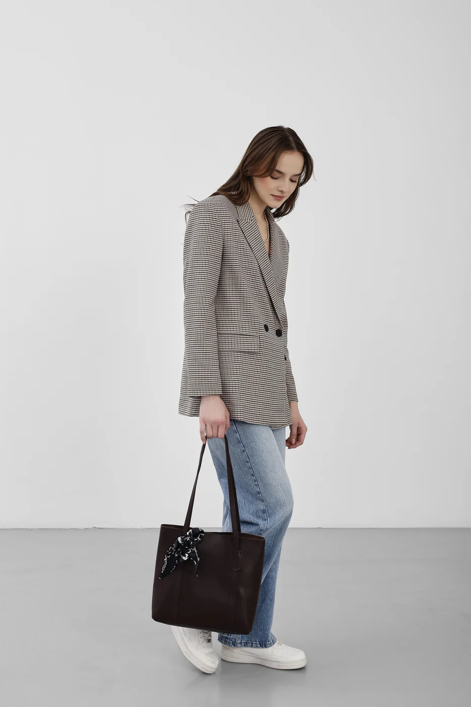 faux leather shoulder bag in dark brown