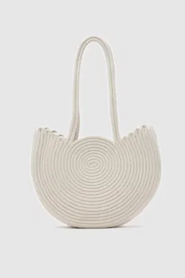 Woven shoulder bag for beach outings in cream