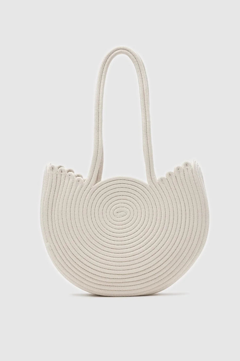 Woven shoulder bag for beach outings in cream