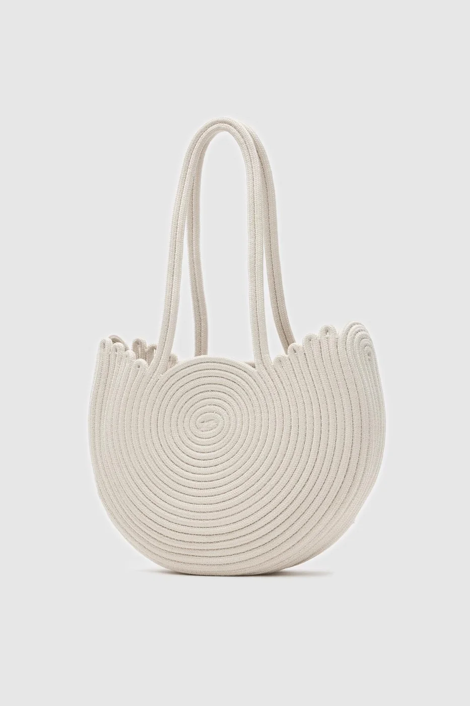 Woven shoulder bag for beach outings in cream