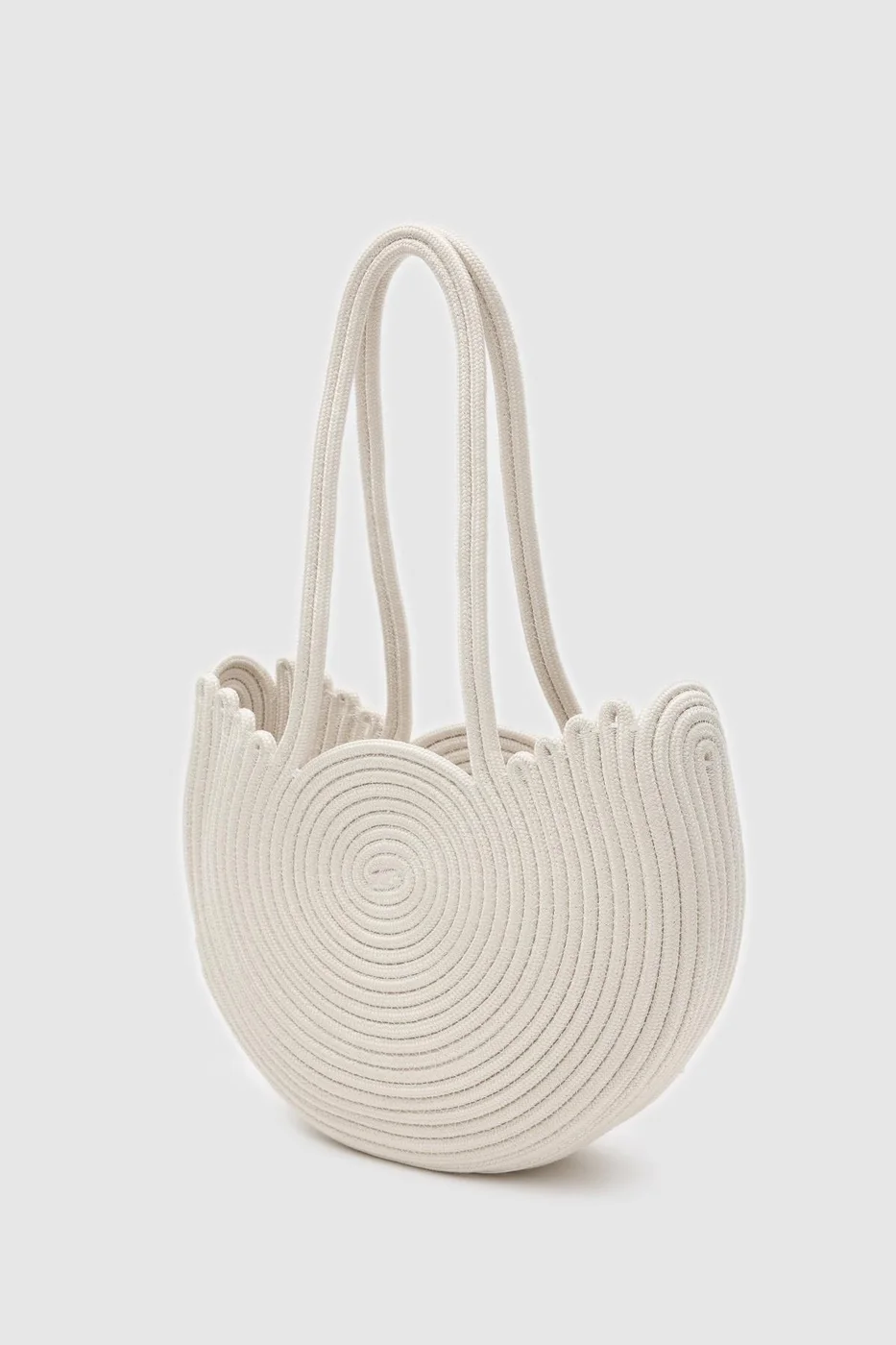 Woven shoulder bag for beach outings in cream