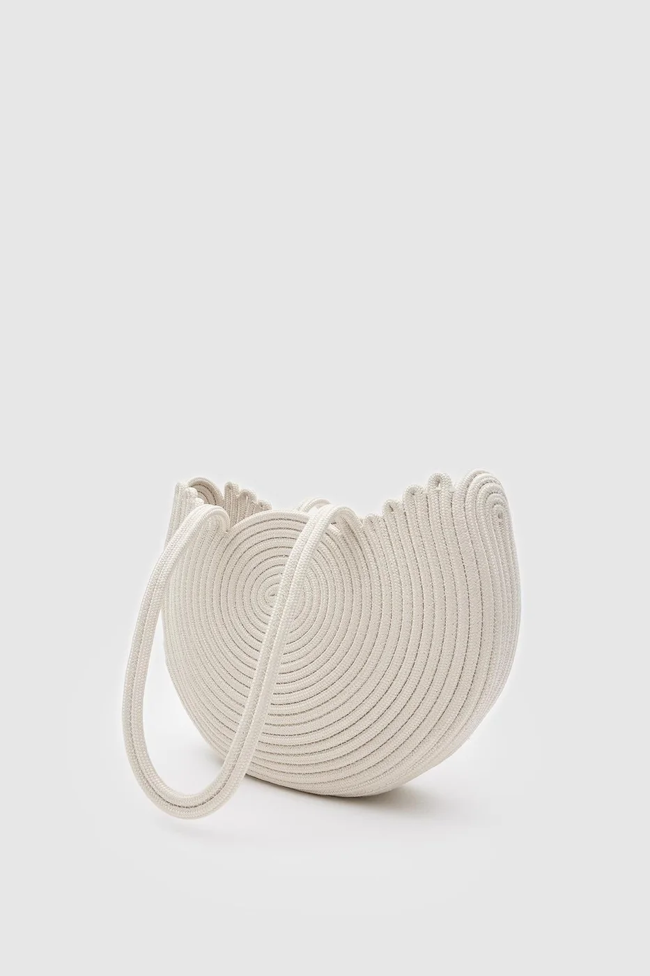 Woven shoulder bag for beach outings in cream