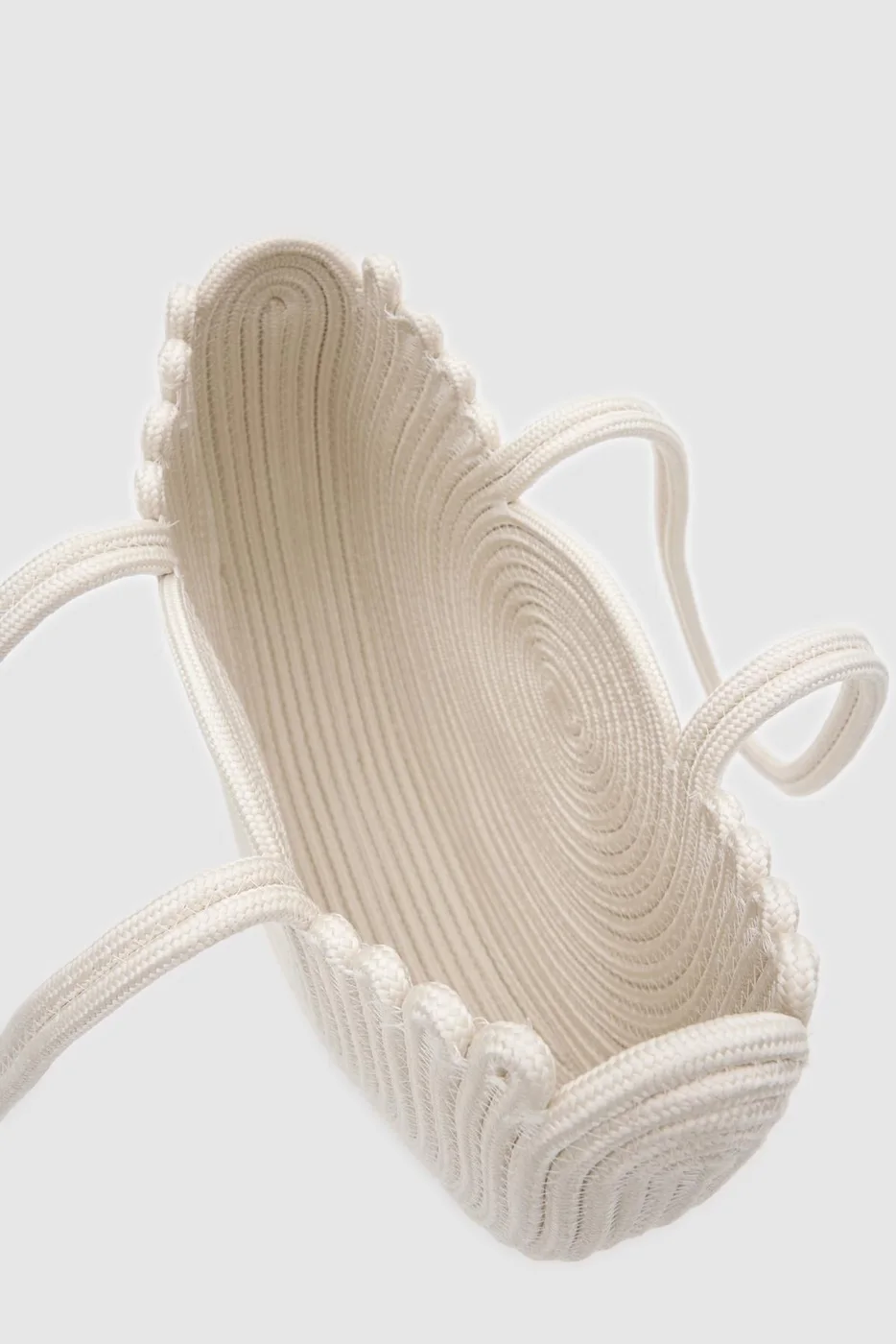 Woven shoulder bag for beach outings in cream