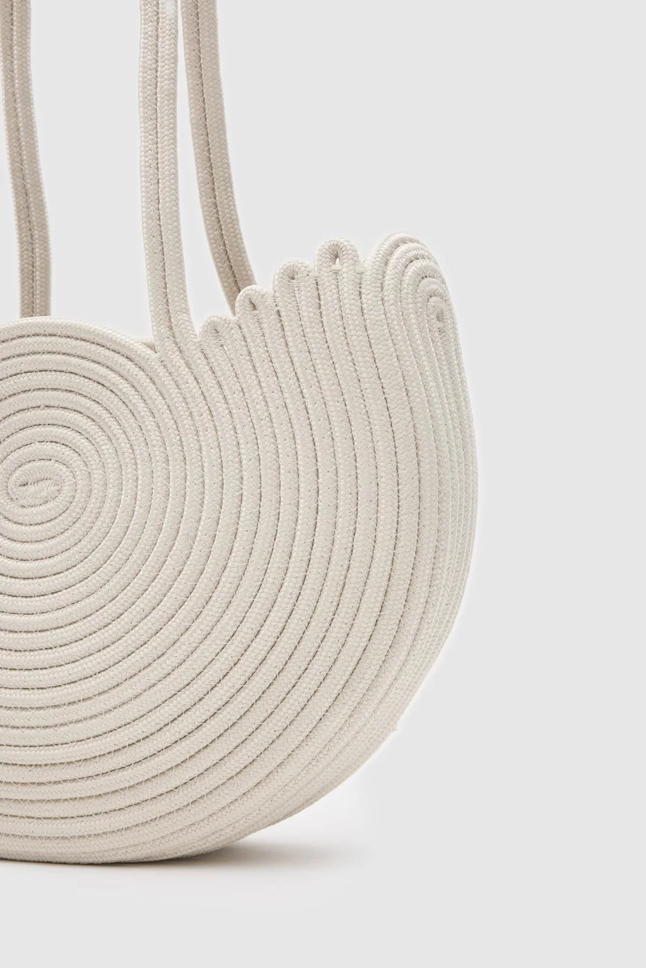 Woven shoulder bag for beach outings in cream
