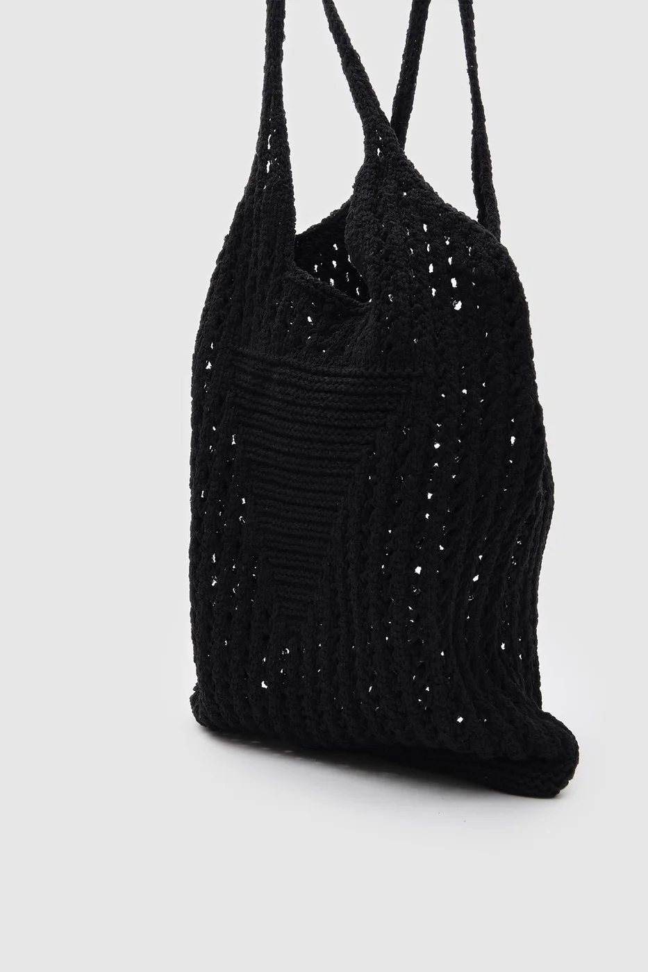Woven shoulder bag for beach outings
