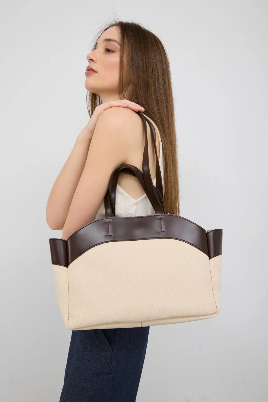 canvas shoulder bag in brown
