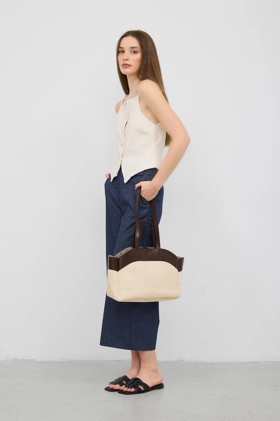 canvas shoulder bag in brown