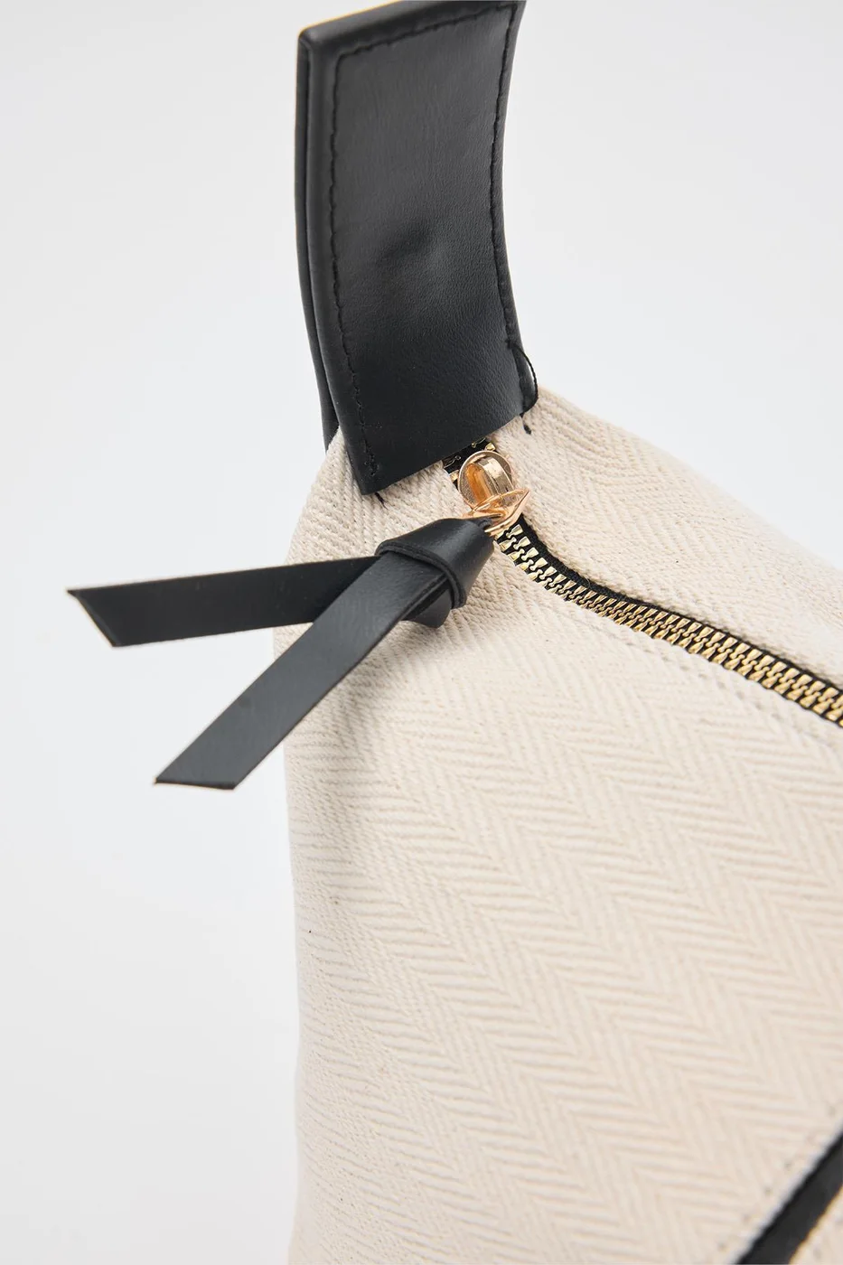Canvas crossbody bag for daily use in black