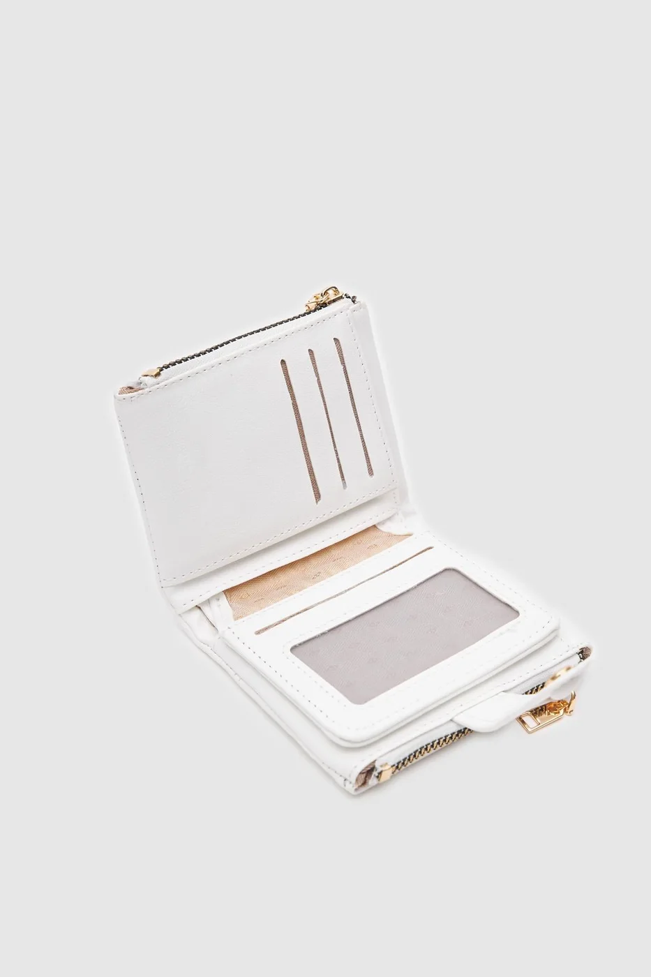 Faux leather wallet for everyday use Faux leather wallet for everyday use in white