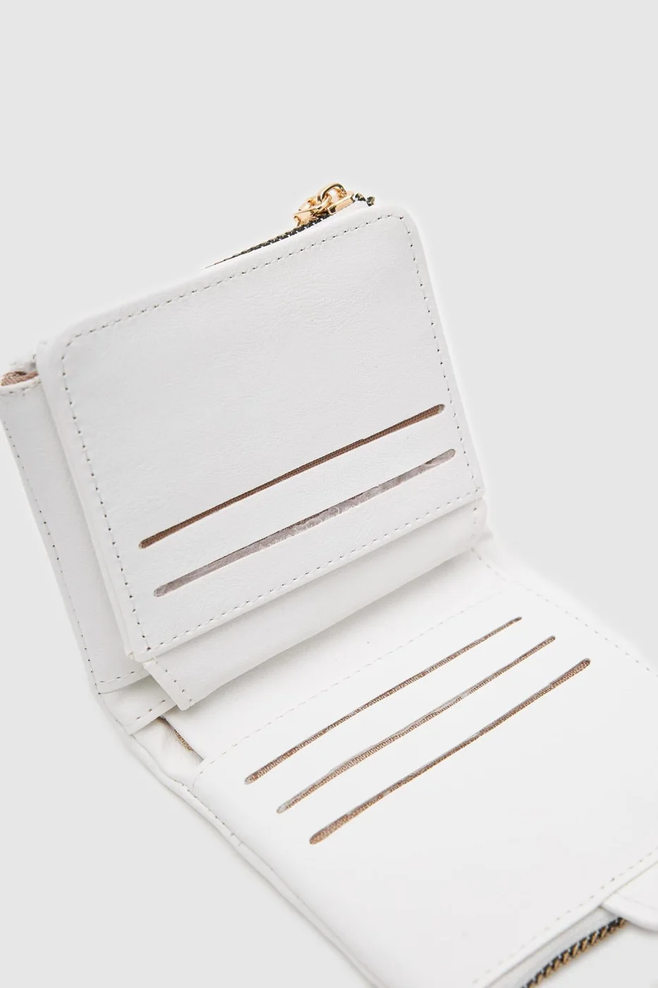 Faux leather wallet for everyday use Faux leather wallet for everyday use in white