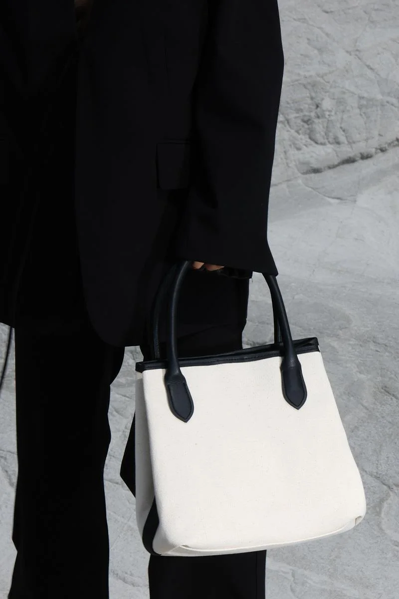 Canvas shoulder bag for daily use in black