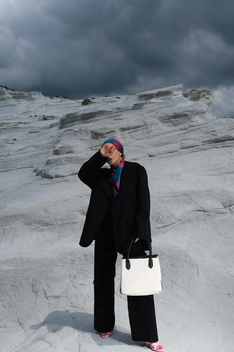 Canvas shoulder bag for daily use in black