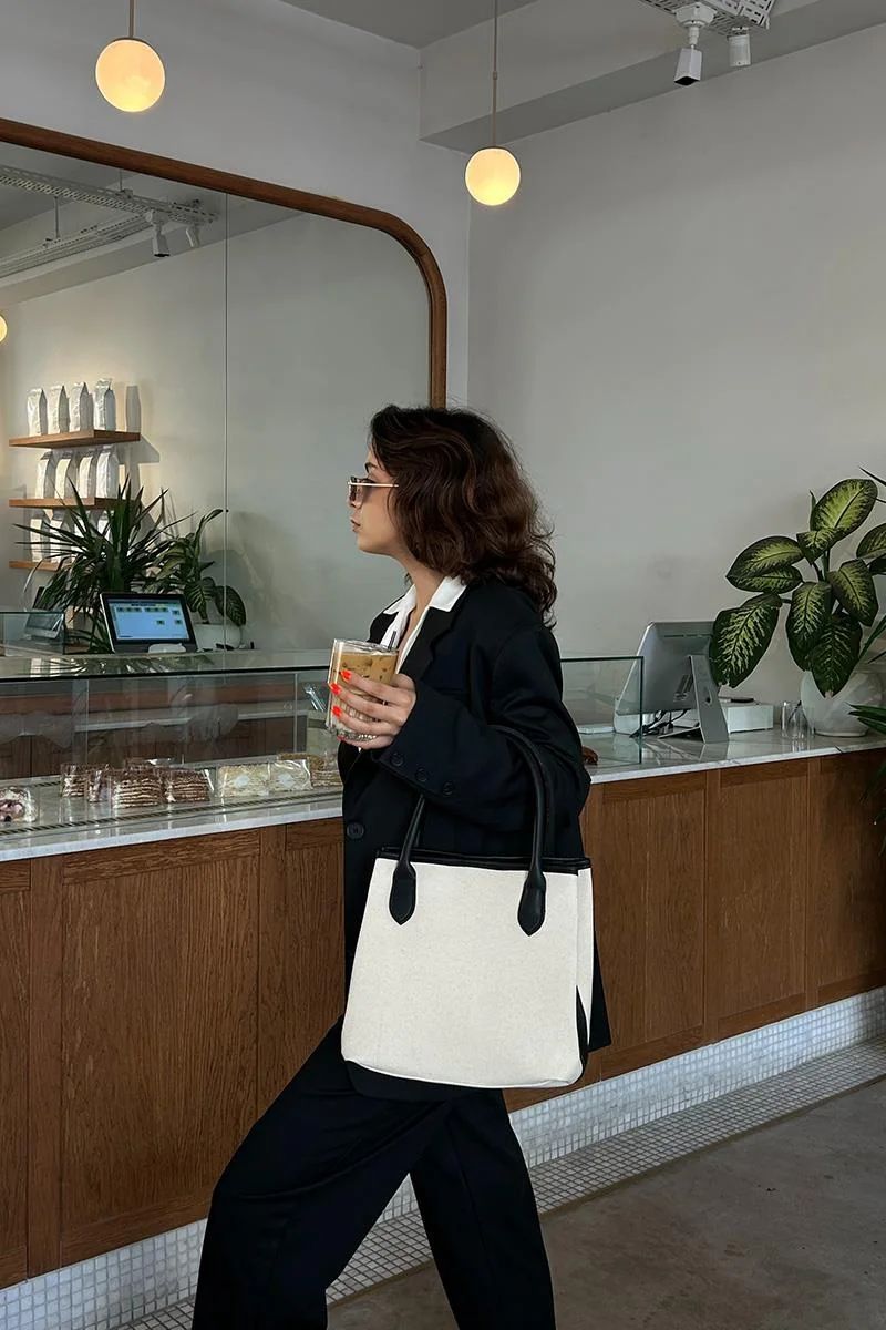 Canvas shoulder bag for daily use in black