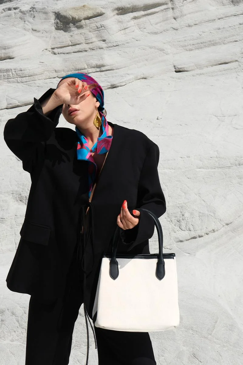 Canvas shoulder bag for daily use in black