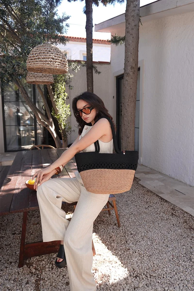 Straw shoulder bag Straw shoulder bag in black