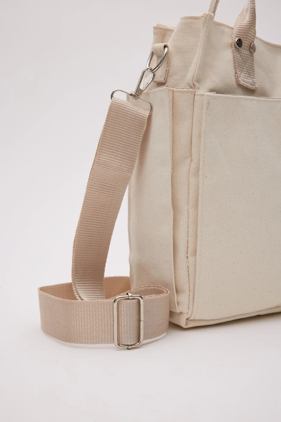 Canvas shoulder bag for stylish women in cream