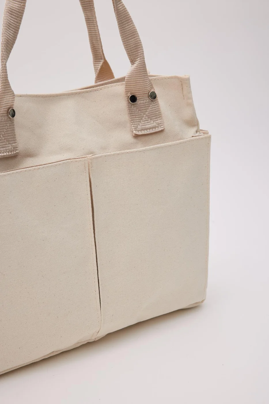 Canvas shoulder bag for stylish women in cream