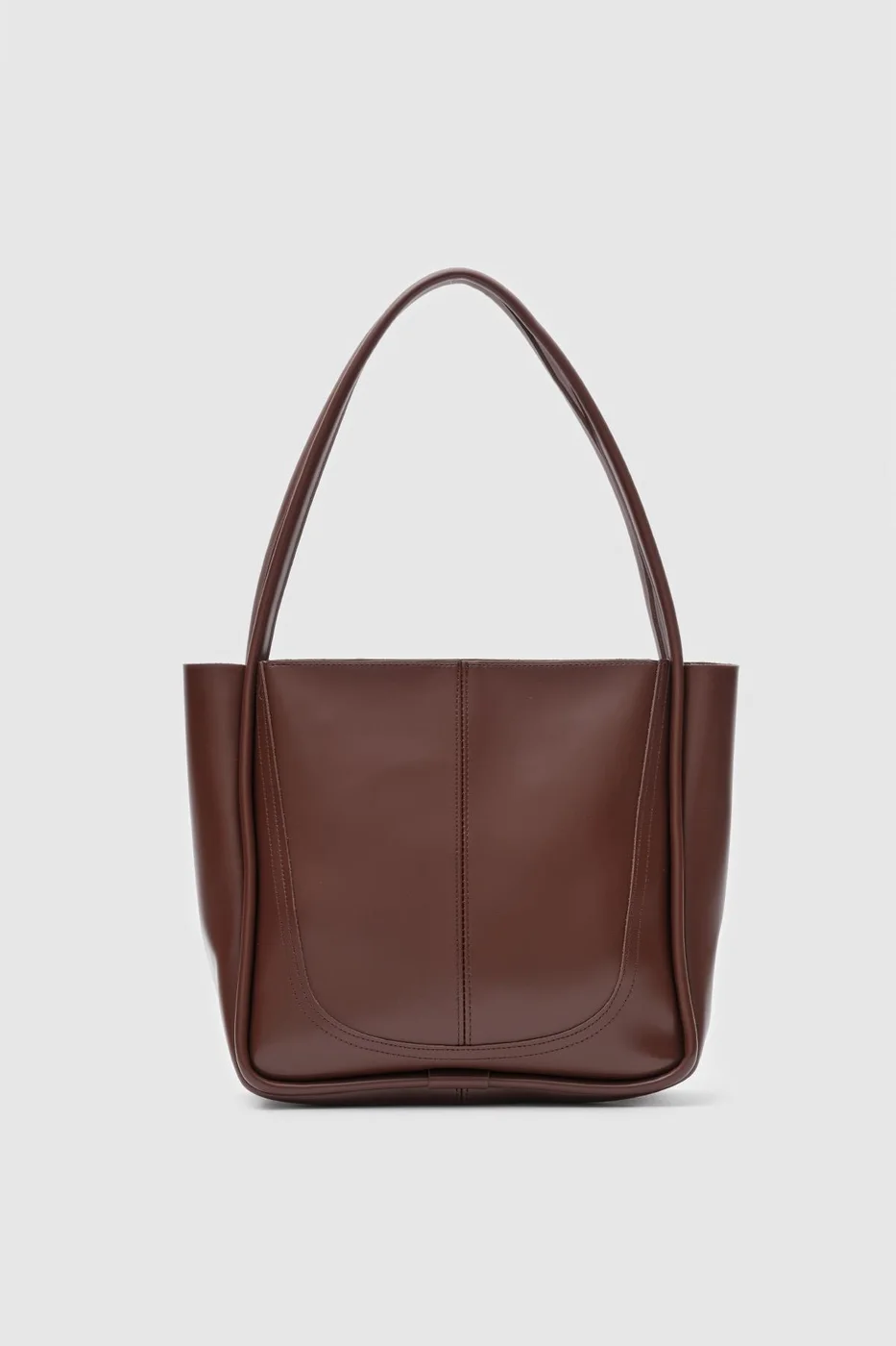 faux leather shoulder bag in hazelnut