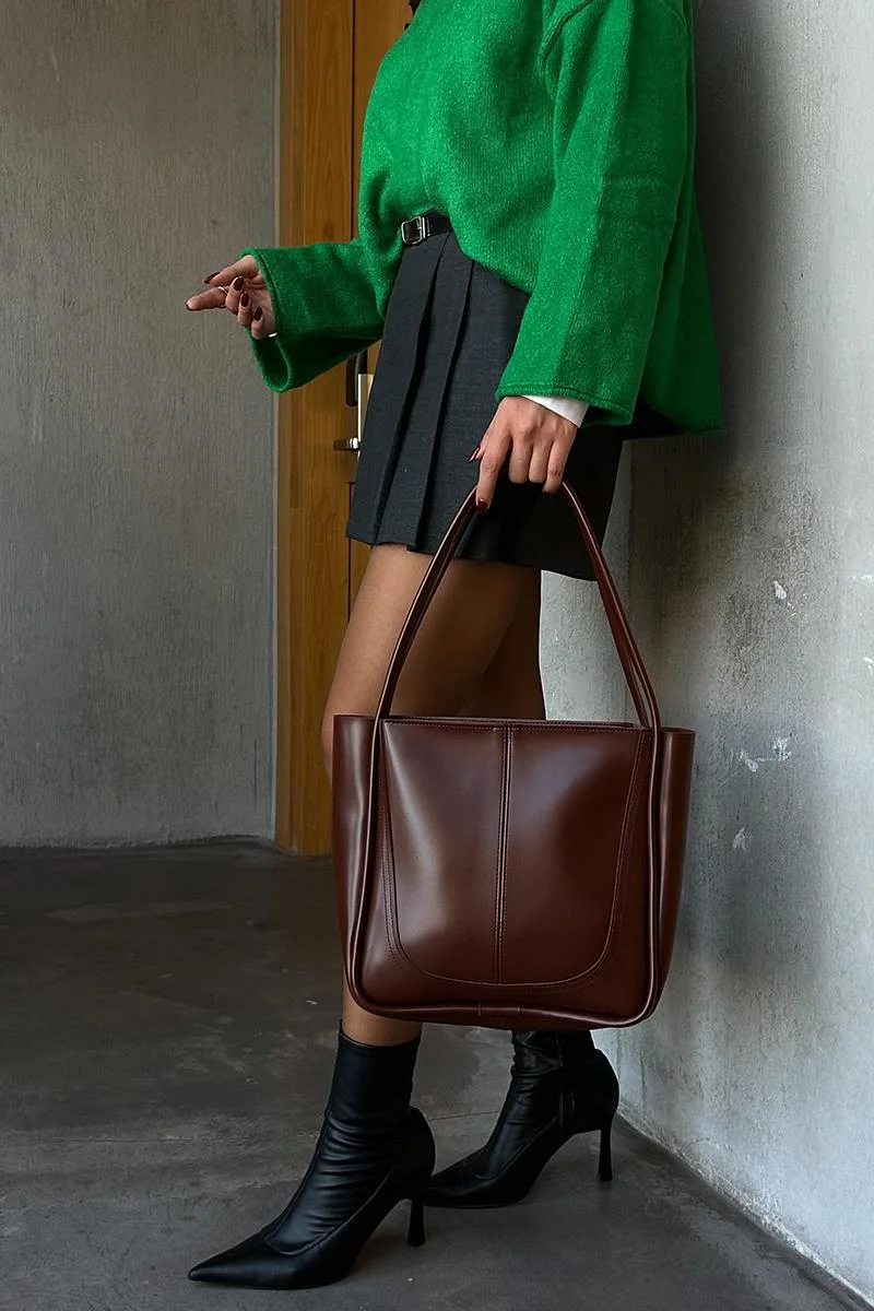 faux leather shoulder bag in hazelnut