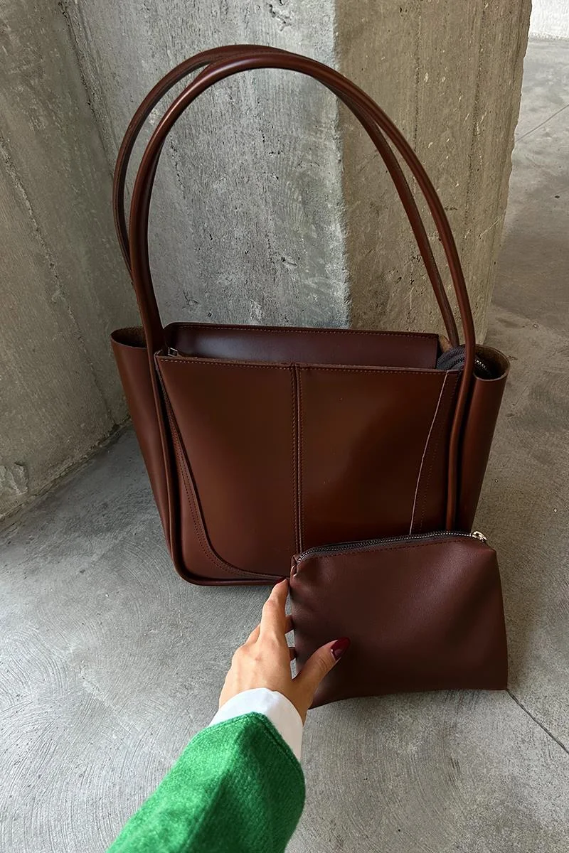 faux leather shoulder bag in hazelnut
